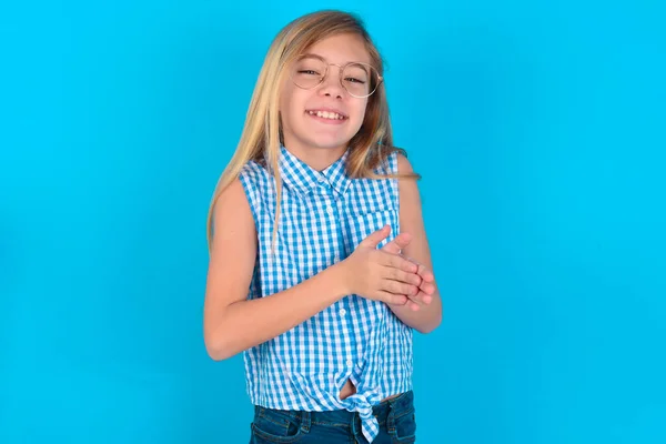 Pequena Menina Caucasiana Sentindo Feliz Sorrindo Batendo Palmas Dizendo Parabéns — Fotografia de Stock