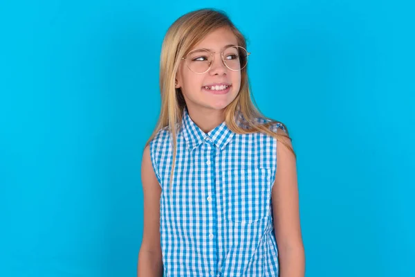 Opa Retrato Pequena Menina Branca Aperta Dentes Olha Confusamente Lado — Fotografia de Stock