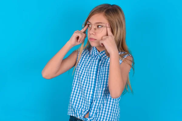 Pequena Menina Caucasiana Com Expressão Pensativa Olha Para Lado Mantém — Fotografia de Stock