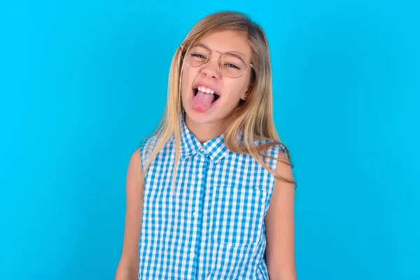 Pequena Menina Caucasiana Com Rosto Feliz Engraçado Sorrindo Mostrando Língua — Fotografia de Stock