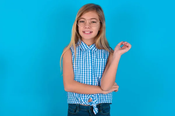 Alegre Niña Caucásica Con Mano Cerca Cara Mirando Con Expresión —  Fotos de Stock