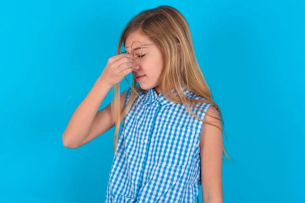 Bardzo Zdenerwowana Mała Kaukaska Dziewczynka Dotykająca Nosa Między Zamkniętymi Oczami — Zdjęcie stockowe