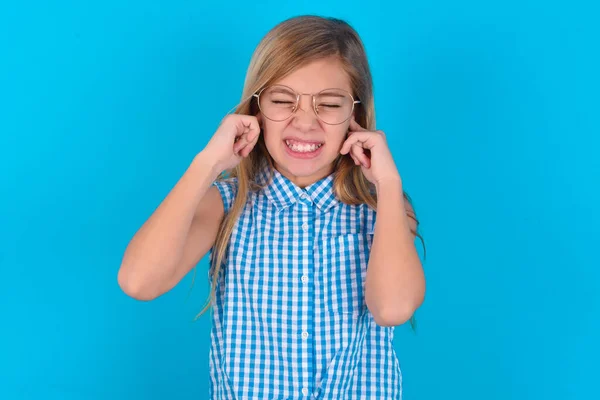 Sinir Bozucu Sesi Çıkarmayı Kes Mutsuz Stresli Küçük Beyaz Kız — Stok fotoğraf