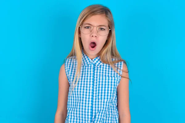Expressions Faciales Expressives Choqué Stupéfié Petite Fille Caucasienne Enfant Garde — Photo