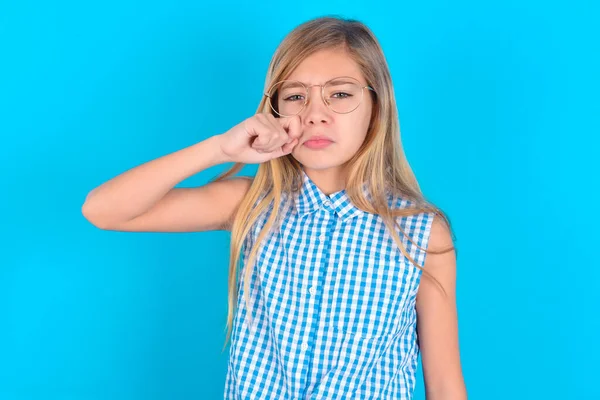 Infeliz Pouco Caucasiano Criança Menina Chorando Enquanto Posando Câmera Chicotadas — Fotografia de Stock