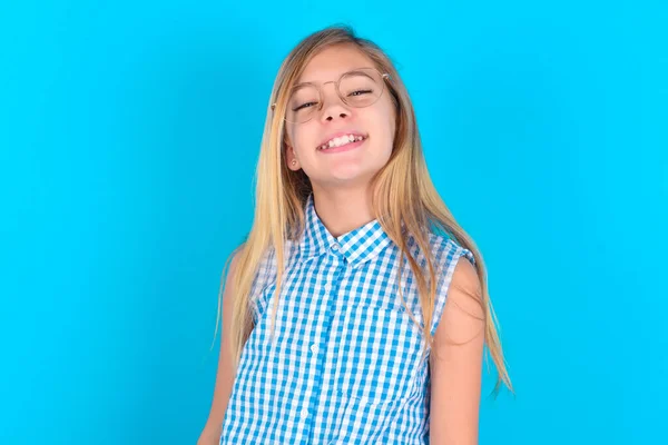 Pequeña Niña Caucásica Con Amplia Sonrisa Muestra Los Dientes Blancos — Foto de Stock