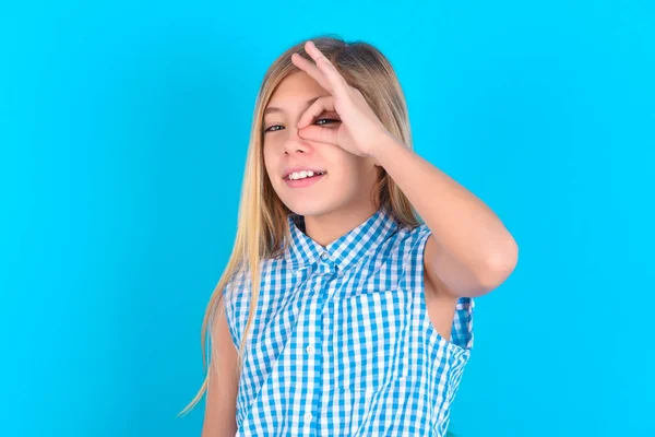 Küçük Beyaz Kız Gülen Yüzlü Tamam Işareti Yapıyor Ele Verip — Stok fotoğraf