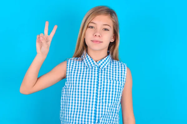 Lille Kaukasisk Barn Pige Viser Peger Med Fingrene Nummer Mens - Stock-foto