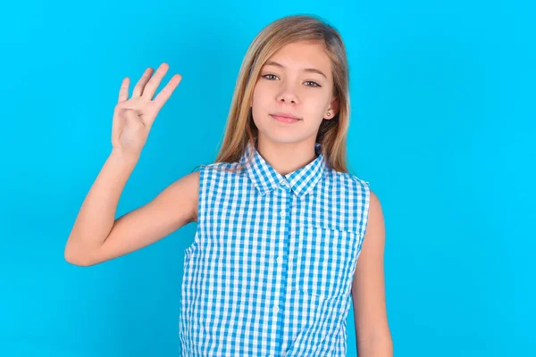 Pequeña Niña Caucásica Mostrando Apuntando Hacia Arriba Con Los Dedos — Foto de Stock