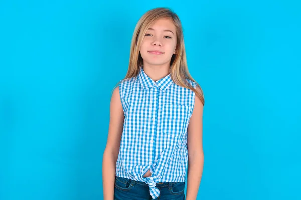 Feliz Niña Pequeña Caucásica Mirando Cámara Con Encantadora Sonrisa Linda —  Fotos de Stock