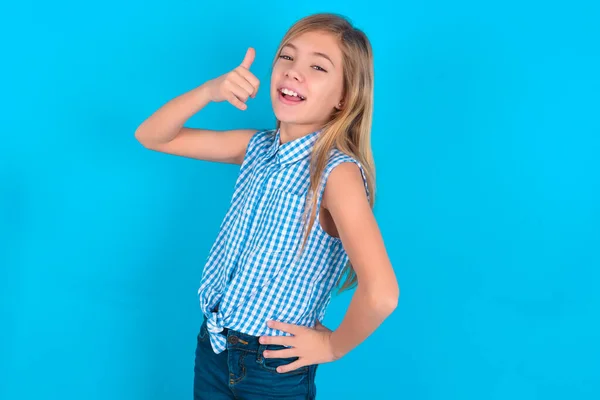Pequena Menina Caucasiana Imita Conversa Telefônica Faz Gesto Chamada Telefônica — Fotografia de Stock