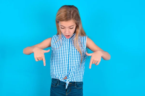 驚くほど小さな白人少女は指で指を指差し 口がショックを受けます 広告コンセプト — ストック写真
