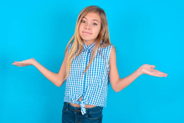 Puzzled Clueless Little Caucasian Kid Girl Arms Out Shrugging Shoulders — Stock Photo, Image