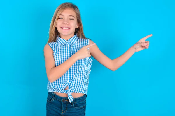 Niña Pequeña Caucásica Con Expresión Positiva Indica Con Dedo Índice — Foto de Stock