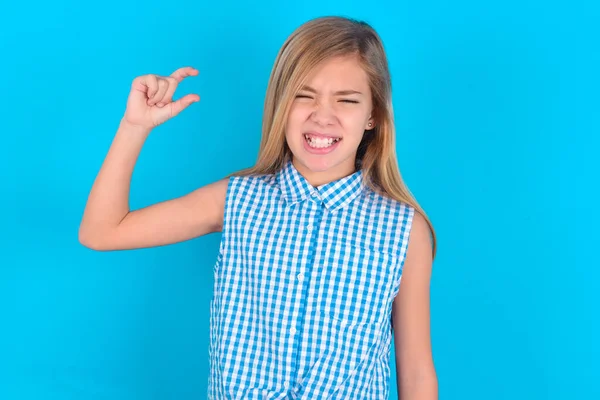 Piccola Ragazza Caucasica Sorridente Gestuale Con Mano Piccole Dimensioni Simbolo — Foto Stock