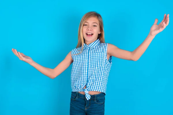 Vrolijk Klein Kaukasisch Kind Meisje Maakt Een Welkomstgebaar Armen Het — Stockfoto