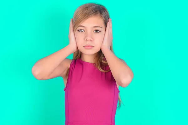 Frustrado Pequena Menina Caucasiana Tapando Ouvidos Com Mãos Não Quer — Fotografia de Stock