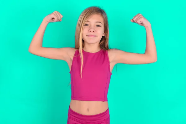 코카서스 소녀의 승리에 자신감을 느끼는 근육을 강력하고 독립적으로 보인다 카메라에 — 스톡 사진