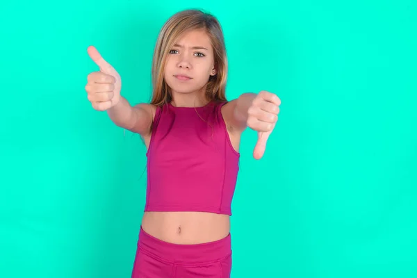 Pequeña Niña Caucásica Sintiéndose Insegura Haciendo Buena Mala Señal Descontento — Foto de Stock