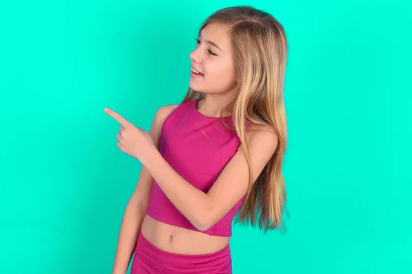 Feliz Alegre Sorrindo Pequena Menina Branca Olhando Apontando Para Lado — Fotografia de Stock