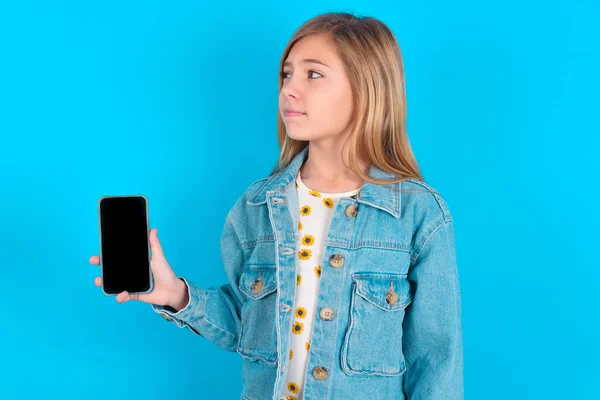 Blond Kaukasisch Klein Meisje Draagt Denim Jas Houdt Nieuwe Mobiele — Stockfoto