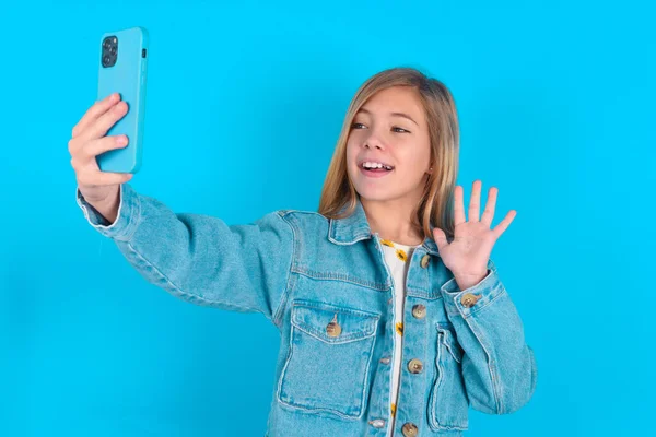 Blond Kaukasisk Liten Flicka Bär Denim Jacka Håller Modern Mobiltelefon — Stockfoto