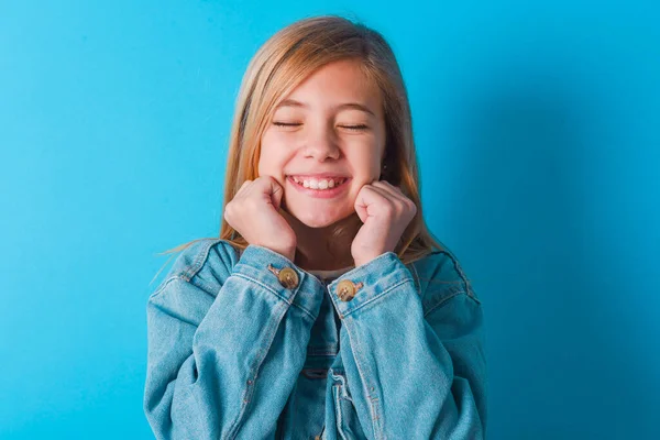 Blondes Kaukasisches Kleines Mädchen Jeansjacke Grinst Fröhlich Stellt Sich Etwas — Stockfoto