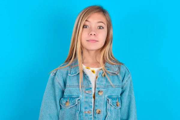 Stordito Bionda Caucasica Bambina Con Indosso Giacca Jeans Sguardi Reagisce — Foto Stock