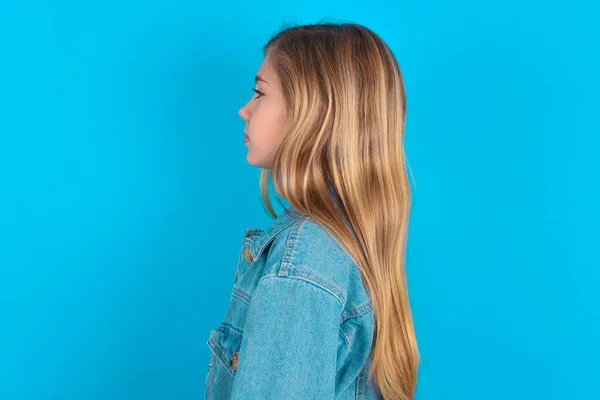 Perfil Retrato Niña Rubia Bonita Con Chaqueta Mezclilla Sobre Fondo — Foto de Stock