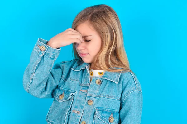 Menina Triste Que Sofre Dor Cabeça Segurando Mão Seu Rosto — Fotografia de Stock