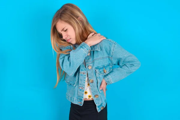 Klein Kaukasisch Kind Meisje Dragen Jeans Jas Blauw Achtergrond Kreeg — Stockfoto