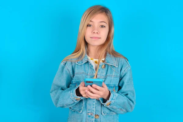 Retrato Una Niña Caucásica Muy Segura Sosteniendo Teléfono Dos Manos — Foto de Stock