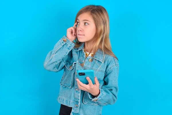 Petit Caucasien Enfant Fille Tenant Gadget Tout Collant Sur Langue — Photo