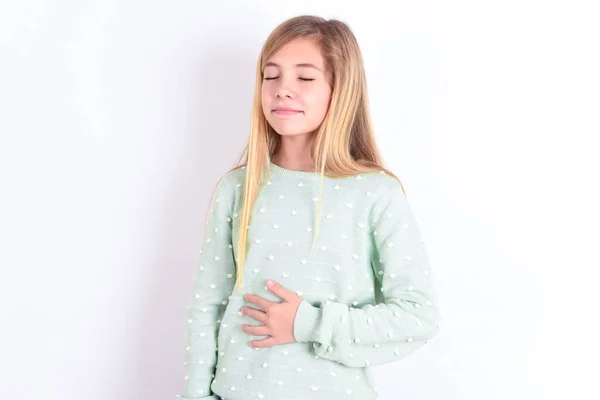 Pequena Menina Branca Toca Barriga Sorri Suavemente Comer Conceito Satisfação — Fotografia de Stock