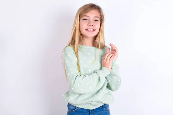 Pequeña Niña Caucásica Aplaudiendo Feliz Alegre Sonriendo Orgullosas Manos Juntas —  Fotos de Stock