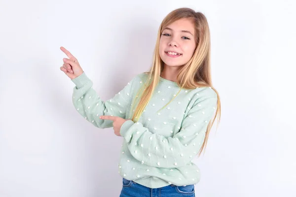 Kleine Kaukasische Kind Mädchen Zeigt Finger Leeren Raum Zeigt Die — Stockfoto