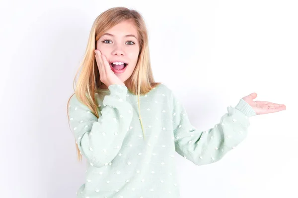 Ndirimli Fiyatlar Öneren Küçük Beyaz Kız Çocuğu Yeni Ürünler Satıyor — Stok fotoğraf