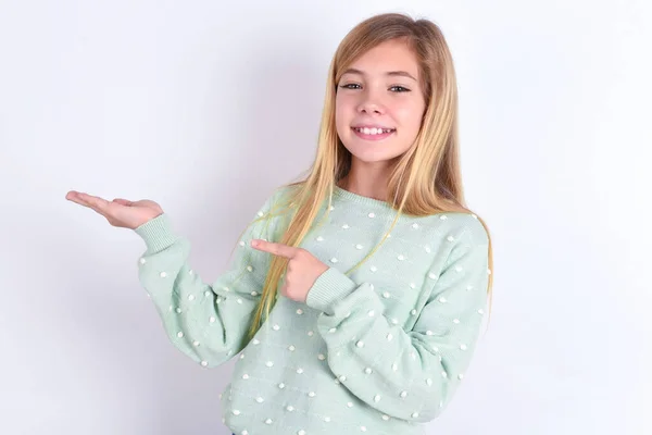 Μικρό Καυκάσιο Κορίτσι Δείχνοντας Και Κρατώντας Χέρι Δείχνει Διαφημίσεις — Φωτογραφία Αρχείου