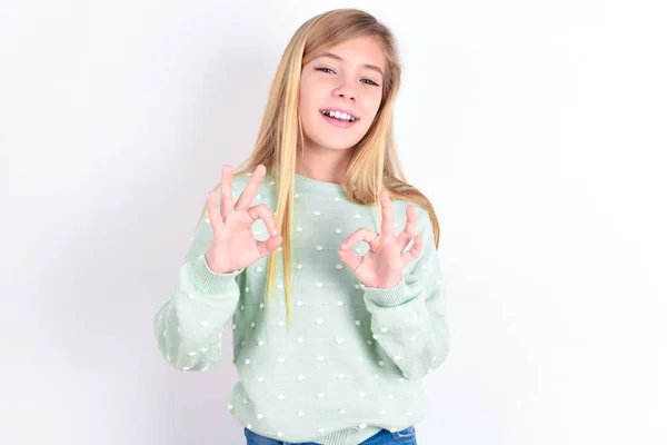 Pequena Menina Branca Mostrando Ambas Mãos Com Dedos Sinal Conceito — Fotografia de Stock