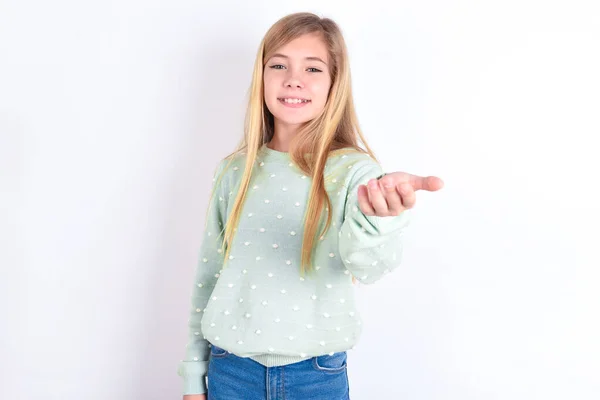 Kleines Kaukasisches Mädchen Lächelt Fröhlich Und Bietet Palmhand Die Hilfe — Stockfoto