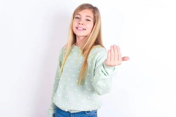 Kleines Kaukasisches Mädchen Das Einlädt Mit Der Hand Kommen Glücklich — Stockfoto