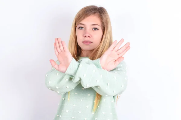 Pequeña Niña Caucásica Tiene Expresión Rechazo Cruzando Brazos Palmas Haciendo — Foto de Stock