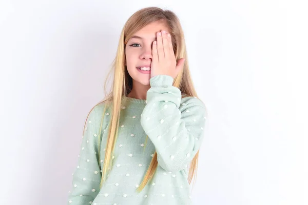 Pequena Menina Branca Cobrindo Olho Com Mão Sorriso Confiante Rosto — Fotografia de Stock