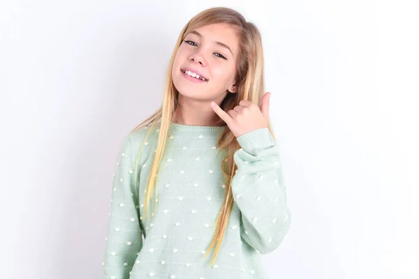 Kleines Kaukasisches Mädchen Lächelt Und Macht Telefongesten Mit Händen Und — Stockfoto