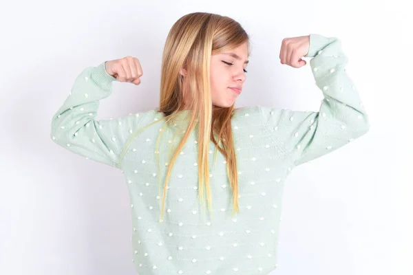Een Blank Meisje Met Een Glimlachende Armspieren Fitness Concept — Stockfoto