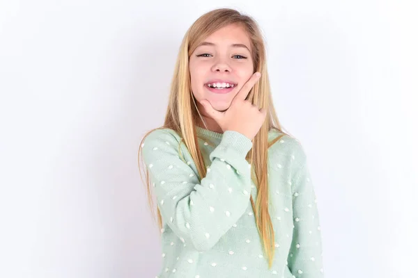 Pequena Menina Caucasiana Olhando Confiante Para Câmera Sorrindo Com Braços — Fotografia de Stock