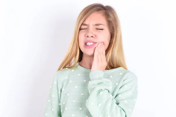 歯痛や歯の病気のために痛みを伴う表情で手で口に触れる小さな白人少女 — ストック写真