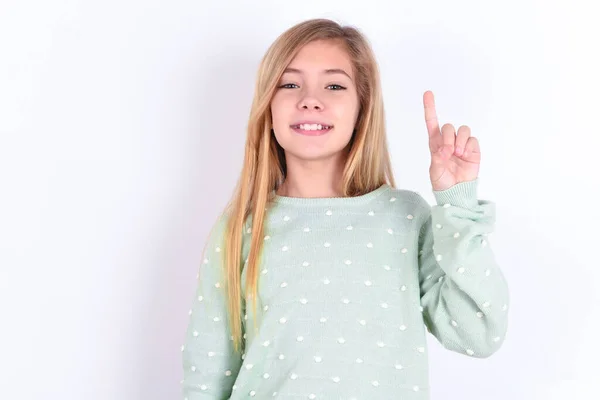 Kleines Kaukasisches Mädchen Das Mit Finger Nummer Eins Zeigt Und — Stockfoto
