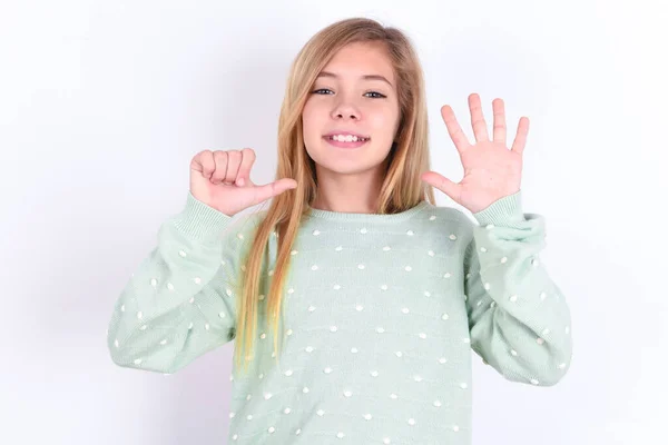 小さな白人少女が自信と幸せを笑いながら指のナンバー6を指さして指を指さす — ストック写真