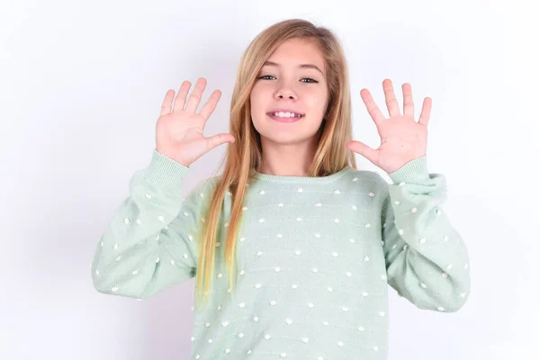 小さな白人少女は自信を持って幸せに微笑んでいる間指の番号10を示し 指を指さす — ストック写真